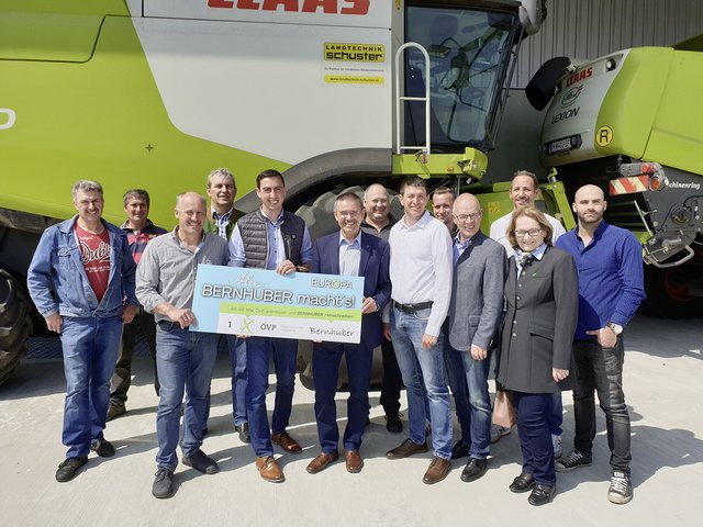 Betrieb Strof: Gemeindebauernrat Konrad Wiesmann, Ortsbauernrat Gottfried Kreuzinger, Gerhard Strof, Johannes Denner, EU-Wahlkandidat Alex Bernhuber, LA Manfred Schulz, Ortsbauernrat Gerhard Ullisch, Richard Schober, Gerhard Strof jun., Bezirksobmann Roman Spiess, Alexander Bergkessel, Bezirksbäuerin Bäuerin Eva Weigl und Clemens Mannhart.
