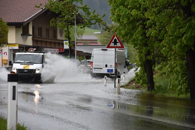 Das Wasser trat schon aus den Abwasserkanälen und überschwemmte Teile der Fahrbahn.