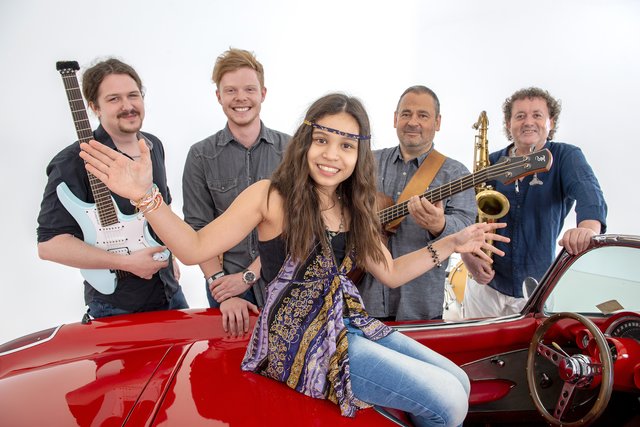 Larissa Höfler, Gewinnerin des Marianne Mendt Nachwuchswettbewerbs, & Band