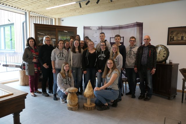 Die Schülerinnen und Schüler des 2u-Jahrgangs der HBLA Elmberg mit Mag. Hermine Hackl, Leiterin der Forstlichen Ausbildungsstätte Traunkirchen (ganz links) sowie DI Katharina Kaltenberger und FOL Franz Plasser (Lehrer der HBLA Elmberg bzw. der FAST Traunkirchen).