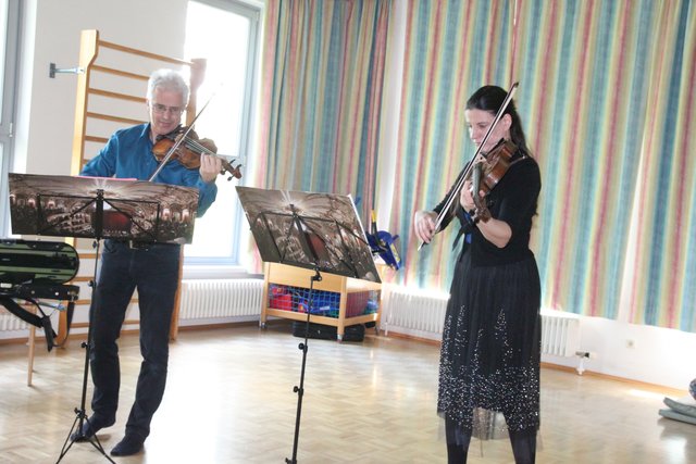 Karl Vorraber (Geige) und Elissaveta Staneva-Vogl (Bratsche) bei ihrem Vortrag