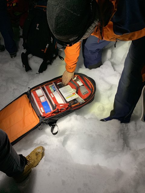  Ein Blick in den Erste-Hilfe-Rucksack für die Notversorgung
