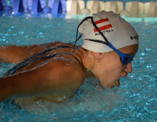 In über 800 Meter Freistil und 400 Meter Lagen siegte die 14-Jährige in ihrer Klasse und erreichte auf der Linzer Gugl in der Gesamtwertung den dritten Platz.