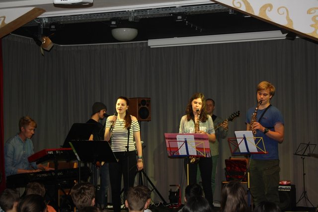 Schon sehr erfahren präsentierte die Band „Mash Up" ihr Programm im Theatersaal der NMS Untermarkt. Magdalena Zach, Gesang, Julia Amplatz und Benjamin Scheidle, Saxophon, Samuel Boy, Klavier, Dominik Hold, Gitarre, Andrea Wallisch, Schlagzeug und der Leiter des KLAZZ, Andreas Kopeinig, am Bass.