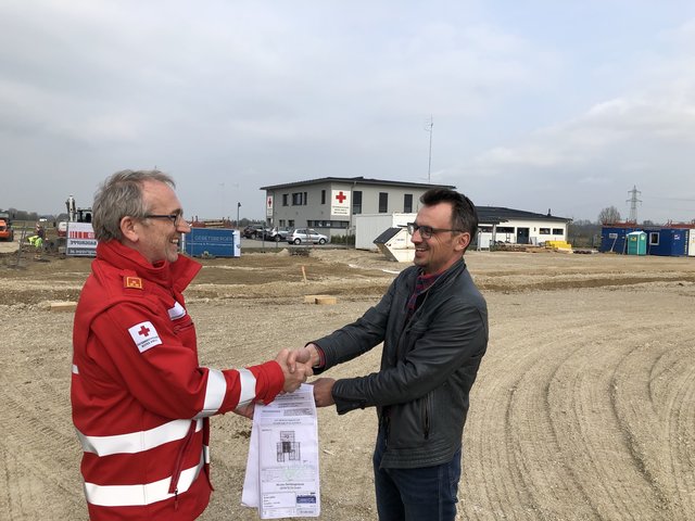 Ortsstellenleiter Karl Ploberger (l.) und Geschäftsführer Hubert Gerstmayr bei der Spendenübergabe.