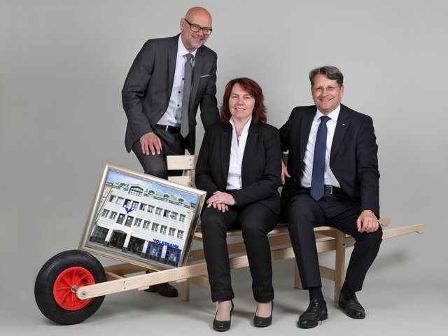 Prokurist Johann Janisch, Kundenberaterin Beatrix Bugl und Direktor Rainer Kuhnle.