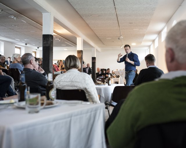 Grünen Landessprecher und Referenten für Landwirtschaft Stefan Kaineder diskutierte in Haag mit dem Publikum zum Thema Ernährung.