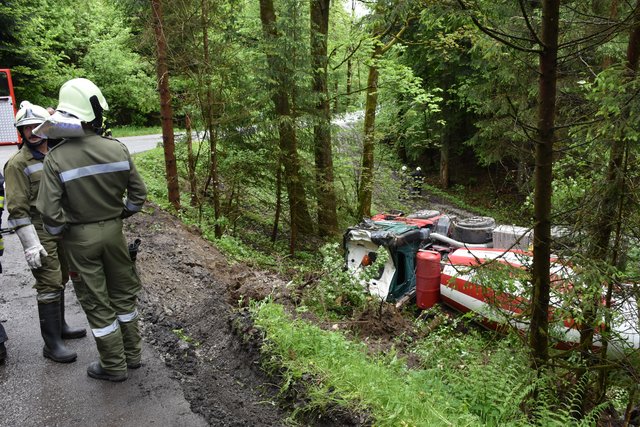 Der Beton-Mischwagen kam von der Straße ab und überschlug sich am Angerberg.