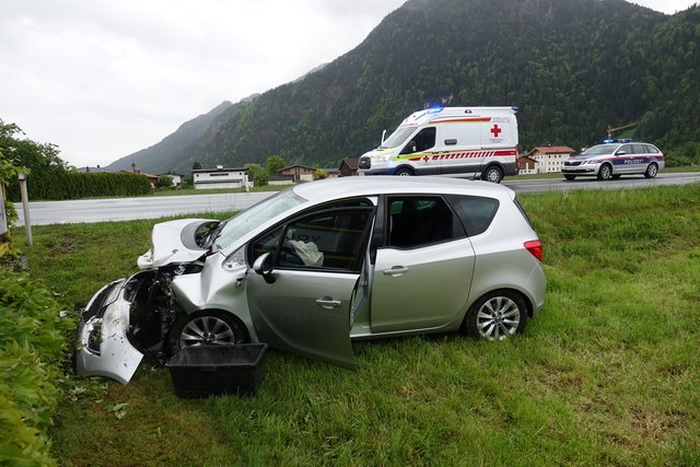 Das Auto wurde in das Feld geschleudert