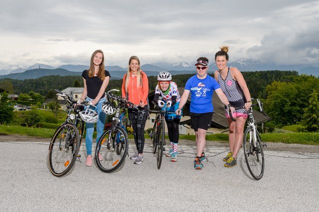 Egal ob mit Mountainbike oder Rennrad, aber bestens ausgerüstet fahren Alina Maria Tschemernjak, Natascha Habernig, Marlies Penker, Alexander Radin und Mirjam Pack (von links) gerne durch und um Klagenfurt. Ausgerüstet sollten Radfahrer auch mit dem Wissen rund um die Gesetzeslage sein: Mit 1. April ist die 30. Novelle der Straßenverkehrsordnung in Kraft getreten, die Radfahrern mehr Rechte einräumt.