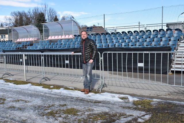 Gert Unterköfler im "Ersatz"-Stadion namens Karawankenblick, das im Februar von der Bundesliga lizensiert wurde, damit der SK Austria Klagenfurt seine Spiele während "For Forest" austragen kann
