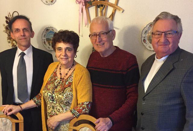 Bürgermeister Ewald Gorth, Maria Böck, Walter Böck und Pater Paulus.