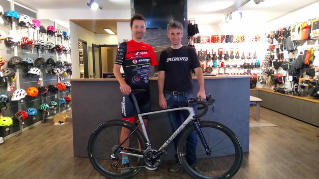 Patrick Hagenaars freut sich über sein neues "Tarmac" von Specialized zur Verfügung gestellt von Radsport Stanger in Kitzbühel