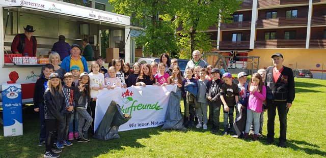 Gemeinsam mit den Naturfreunden Spittal sammeln die Schüler der Volksschule Ost Müll am Wolfsberg