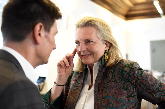 Die parteilose, von der FPÖ nominierte Karin Kneissl bleibt Außenministerin.