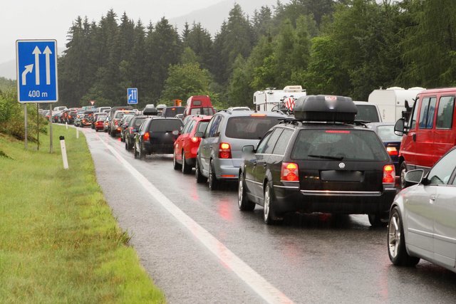 Statt der dritten Spur am Walserberg gibt es fünf Maßnahmen, um die Verkehrssituation im Sommer auch für die Anrainer zu verbessern.