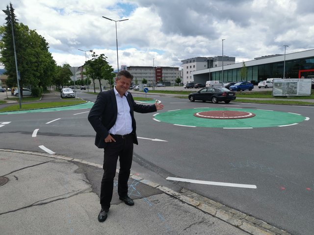 So sieht er nun aus - Klagenfurts erster Mini-Kreisverkehr. Er soll eine stark frequentierte Kreuzung in Welzenegg beruhigen. Straßenbaureferent Scheider kann sich weitere vorstellen - wo sie sinnvoll sind.