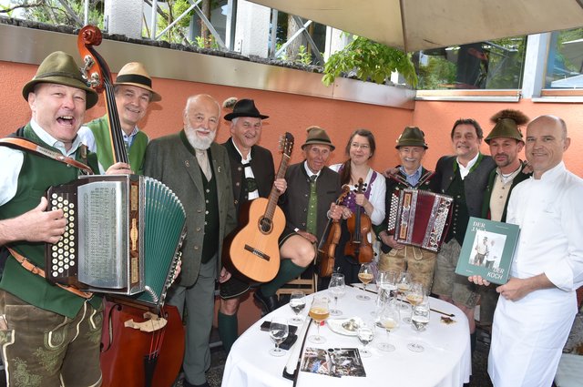 Die Dampfplauderer Sepp Wiesauer, Fredi Reimair, Max Steinkogler, Wigg Gschwandtner, Gudrun Ratz, Heli Furlan mit Sepp Forcher, „Buchmacher“ Christoph Loidl , dem Jaga Christoph Burgstalle und dem Koch Rudi Obauer. | Foto: Dampfplauderer