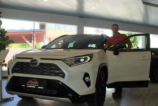 Martin Kronberger von Auto Aigner in Gresten zeigt den brandneuen RAV Hybrid SUV mit allerlei Assistenzsystemen.