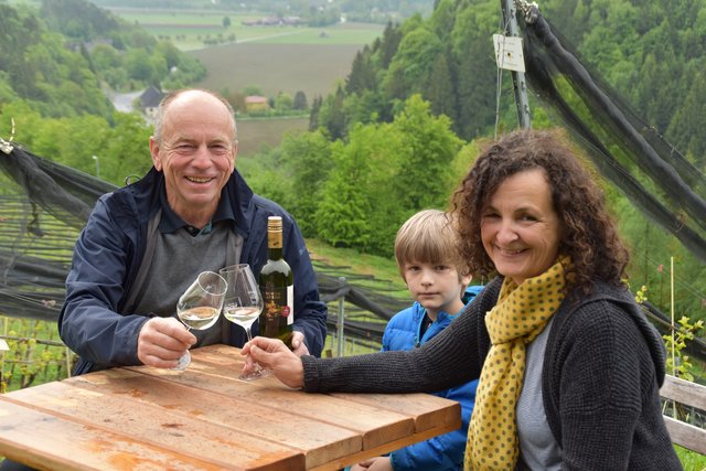 Maria und Franz Laßnig haben mit ihrer Familie und vielen Helfern die alte Meierei zu neuem Leben erweckt. Wein ist Teil davon
