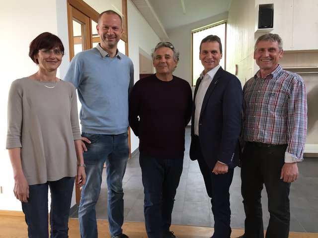Matthias Hartmann zwischen Hanna Posch und Michl Mellauner von PlanSinn mit Bürgermeister Josef Kerbl und seinem Vize aus Fallbach