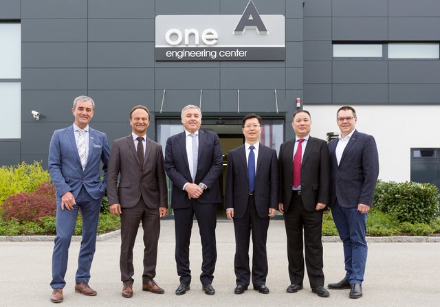 Michael Longin, Bürgermeister Peter Harringer, Stefan Zikeli, Bürgermeister Qie Yingcai, Ban Jun und Josef Renner (v.l.).