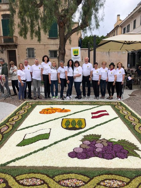 Die Eibiswalder Delegation legte einen riesigen Blumenteppich beim internationalen Blumenfestival in Pietra Ligure.