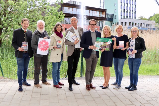 Präsentierten den Literatursommer: Bgm. Marcus Martschitsch, Rita Schreiner und Gerlinde Wiesenhofer (Morawa) mit Gastgebern.