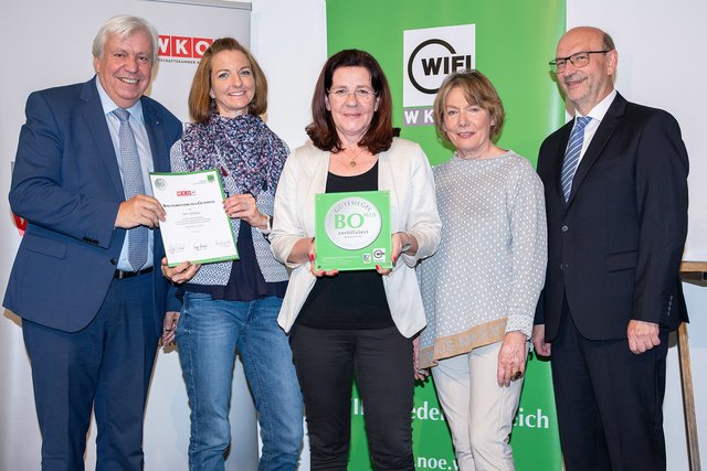Verleihung des Gütesiegels für Berufsorientierung an die SWT Mödling. Im Bild: NÖ-Bildungsdirektor Johann Heuras, Sabine Kolar, Direktorin Sabine Schibl, WKNÖ-Präsidentin Sonja Zwazl und Vizerektor der Pädagogischen Hochschule Niederösterreich Norbert Kraker