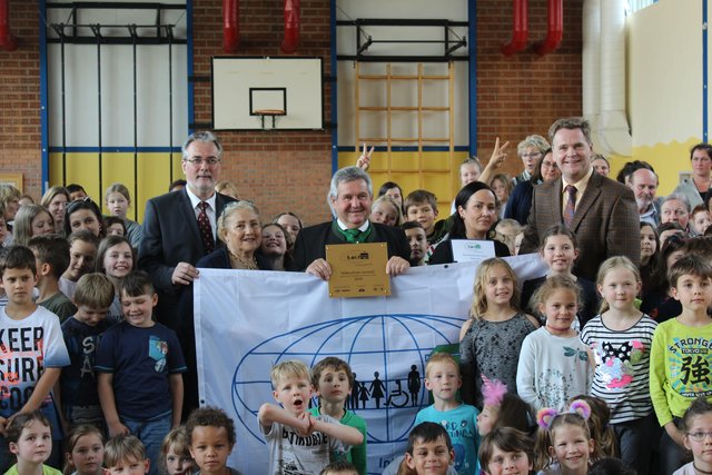 Bgm. Josef Niggas präsentiert das "International Safe School" Zertifikat