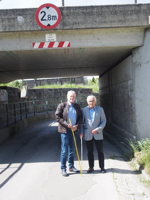 Mehr Platz unter der Bahntraße: Gemeinderat Wolfgang Seidl und Bürgermeister Max Titz vor einer der Engstellen.