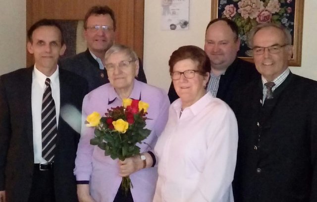 Bürgermeister Ewald Gorth, Vizebürgermeister Karl Ernd, Aloisia Göbl, Seniorenbundvertreter Gabriele Prankl und Altbürgermeister Franz Haslinger. Im Hintergrund Gemeinderat Dietmar Braunschweig.