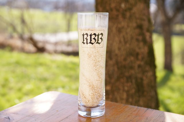 Der nächste Schritt ist das Schroten des Malzes: Es sollte nicht zu fein sein, aber auch nicht zu grob. Schließlich muss das Malz später vom restlichen Bier "geläutert" werden. Am einfachsten ist es, das Malz gleich geschrotet zu kaufen. Ansonsten sollte man auf eine Kaffemühle zurückgreifen. 