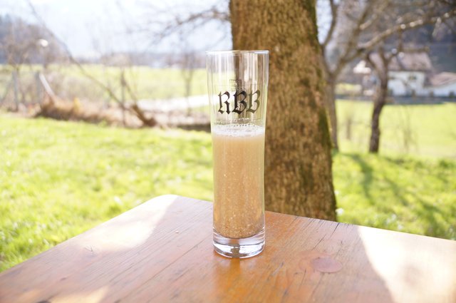 Das Bier jetzt 90 Minuten lang bei 100 Grad aufkochen. Jetzt folgt – je nach Rezepten – die Hopfengabe nach zehn Minuten, die zweite nach 45 Minuten, die letzte zehn Minuten vor Ende. Die Menge und Hopfensorte ist je nach Rezepten verschieden, daher ist an dieser Stelle Vorsicht geboten.