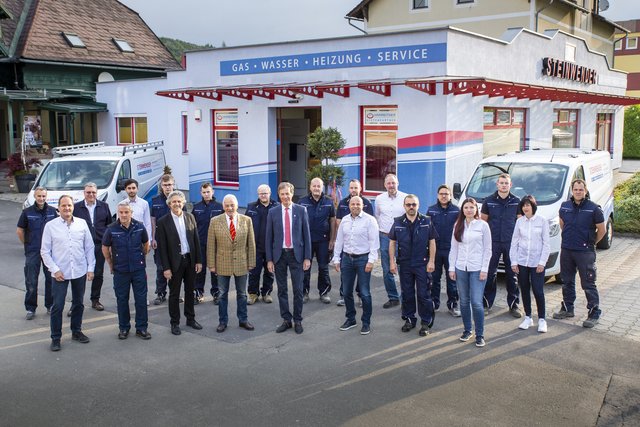 Das Team Steinwender feiert mit seinen Gratulanten: Stadtwerkedirektor Christian Wohlmuth, Firmengründer Helmut Steinwender, Bgm. Fritz Kratzer und GF Timo Riegel (vorne v.li.).