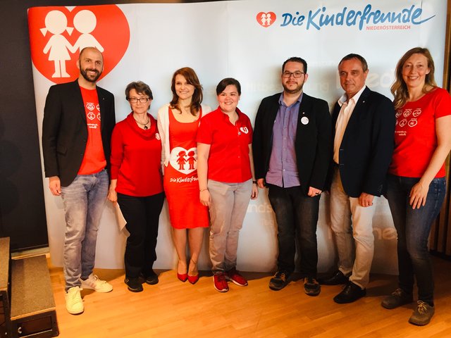Ortsgruppen vor dem Vorhang hieß es am Sonntag. Mit dabei waren: Günther Haas (Geschäftsführer), Monika Denk (OG Groß-Schweinbarth), Yvonne Kasztner (OG Ebreichsdorf), Nadine Kremsner (OG Pottenbrunn), Dominic Schlatter (OG Ybbs / BO Melk), Rudolf Westermayer, Cornelia Michl (OG-Betreuung KF NÖ)