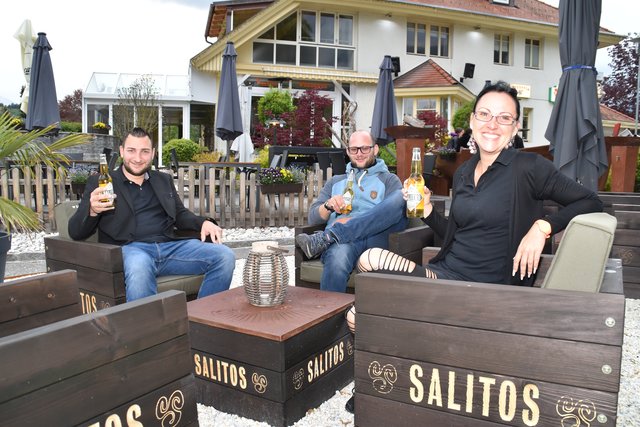 Machen es sich im neuen Gastgarten des "Habe d'Ehre" in Seeboden gemütlich: Thomas Grasser, Leonhard Meixner und Restaurantleiterin Daniela Lipnik