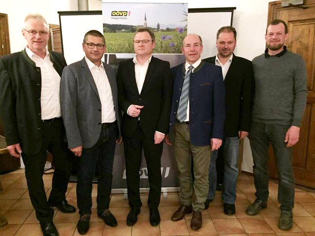Der wiedergewählte Vorstand der OÖVP Haigermoos mit LR Max Hiegelsberger (3. v. r.) und LAbg. Ferdinand Tiefnig (1. v. l.).