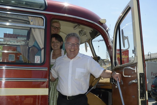 Landeshauptmann Stellvertreter im Oldtimerbus mit den "Museumsroas"-Teilnehmern.