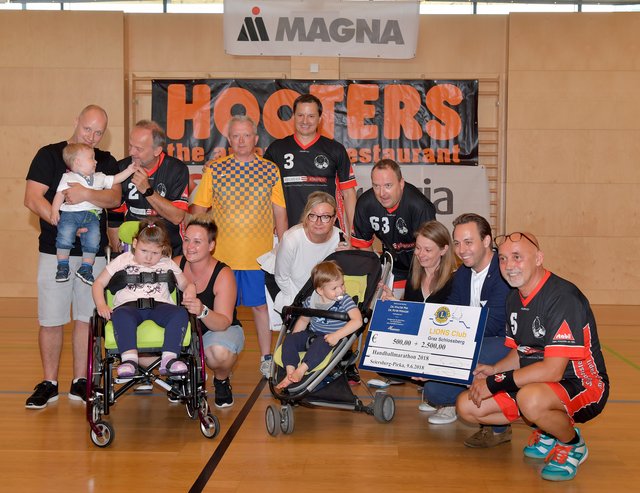 Auch im Vorjahr haben Handballmarathon-Organisator Ulf Arlati (r.) und sein Team Geld für Familien gespendet.