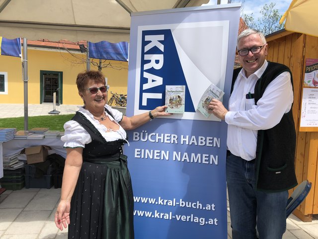 Juliane Loydold mit Robert Ivancich vom Kral-Verlag, der die Veröffentlichung des Buches behutsam begleitete