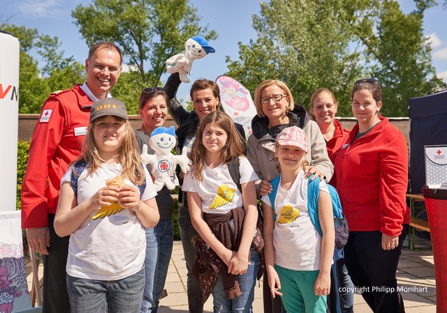 Landeshauptfrau Johanna Mikl-Leitner und Schutzengelpatin Sabine Petzl mit Kindern der 2. Klasse bei der Quizstation.