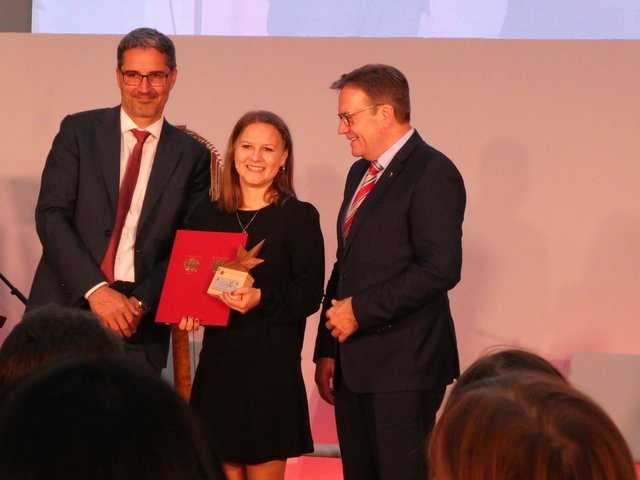 Der Tiroler Landeshauptmann Günther Platter (re) und der Südtiroler Landeshauptmann Arno Kompatscher überreichten Felicia Pfurtscheller einen Ehrenkristall und würdigten damit Felicias vielseitige ehrenamtliche Tätigkeiten.
