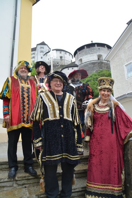 Hans Szuchowski (li) moderiert den Umzug mit "Kaiser" und Landsknechten, die "spontane Idee" von Walter und Freia Gasteiger (vorne).