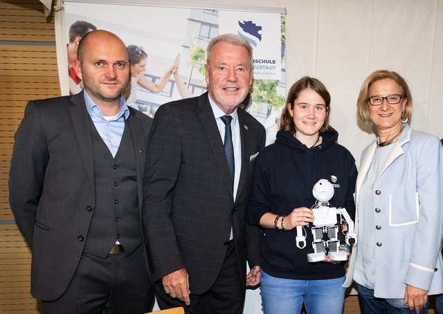 v.l.n.r.: Mag.(FH), Mag.iur. Peter Erlacher (COO der FH Wiener Neustadt), Mag. Klaus Schneeberger (FH-Aufsichtsratsvorsitzender und Bürgermeister), Lisa Kuk (Studierende Bachelorstudiengang Wirtschaftsingenieur), Mag. Johanna Mikl-Leitner (Landeshauptfrau von Niederösterreich)