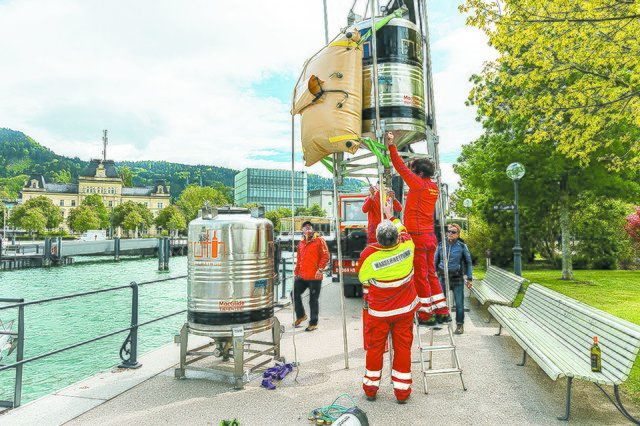 Das Versenken der Fässer war ein Ereignis - hoffen wir, dass der Wein im Herbst dann ein ebensolches sein wird.