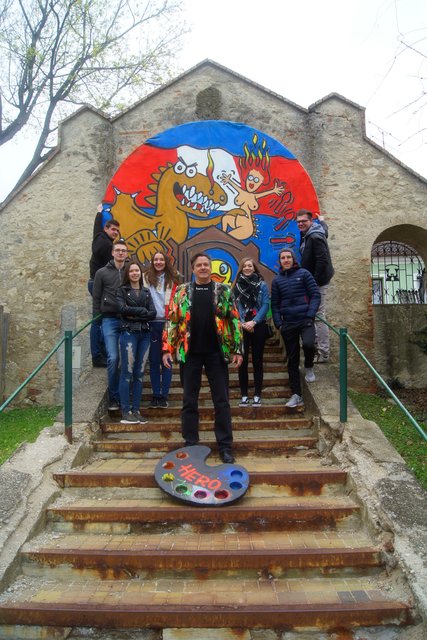 Künstler „Hero“ mit Vertretern der Jugend Zistersdorf. Georg Kern, Dominik Schwarz, Larissa Kohzina, Hannah Prohaska, Künstler „Hero“, Nadine Böhm, Philipp Stelzl, Obmann Fabian Dorner.