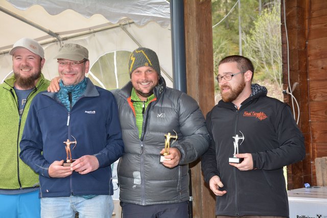 SL-Stellvertreter Manfred Tegischer mit den Siegern der Klasse Longbow: Manfred Larcher, Christian Wieser und Richard Ehrensberger (v.l.)