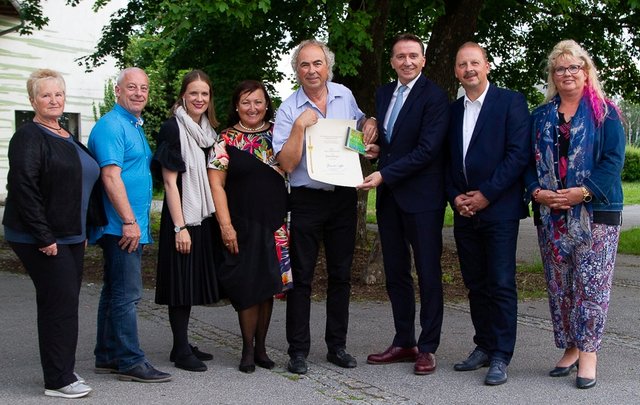 Überreichung der Ehrenbürgerschaft im Freien: StR Gertrude Sommer, GR Alexander Weigl, StR Kristina Mandl, Chorleiterin Herta Hrdlicka, Ehrenbürger Franz Hrdlicka, Bürgermeister Alexander Vojta, StR Christian Nowak, GR Brigitte Gross