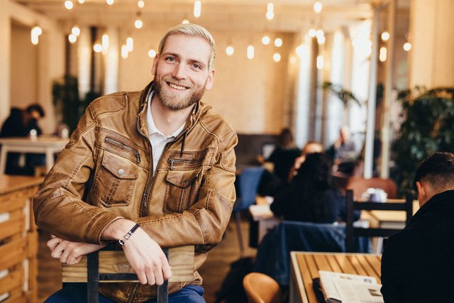 Lars Wesener ist in der Entwicklungshilfe tätig. Er führt das DirtWater als Non-Profit-Lokal.